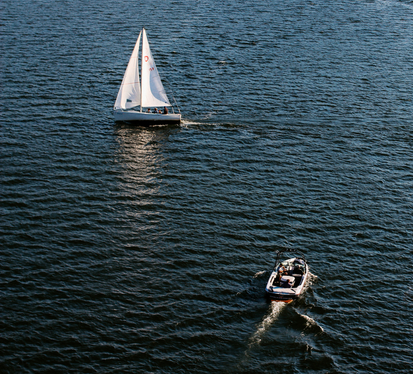 白天漂浮在水面上的两条白色摩托艇