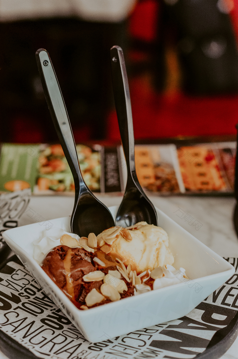 冰淇淋上的勺子和叉子