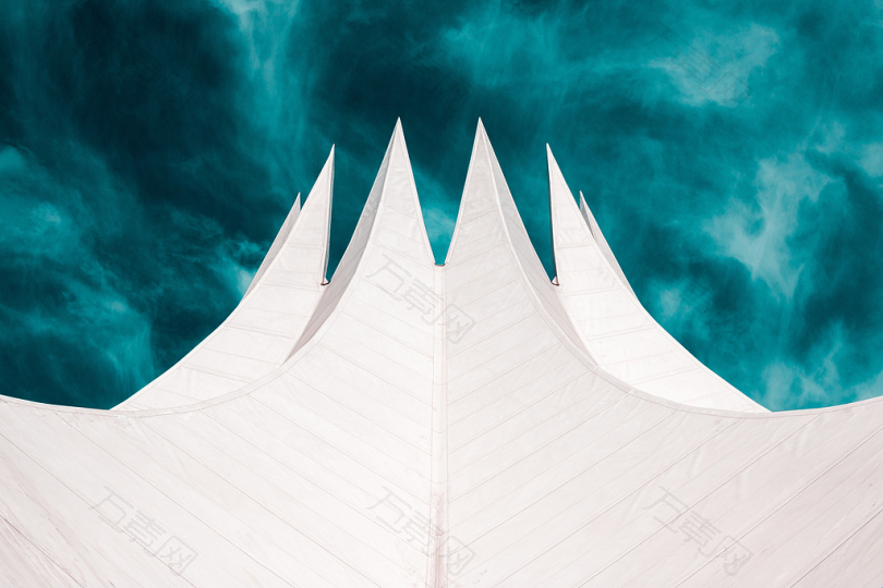 建筑抽象锐利帐篷戏剧性的天空蓝色风暴最小形状三角形云泰尔天空柏林极简主义