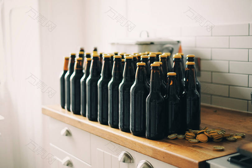 棕色和白色木制橱柜的黑色着色玻璃瓶