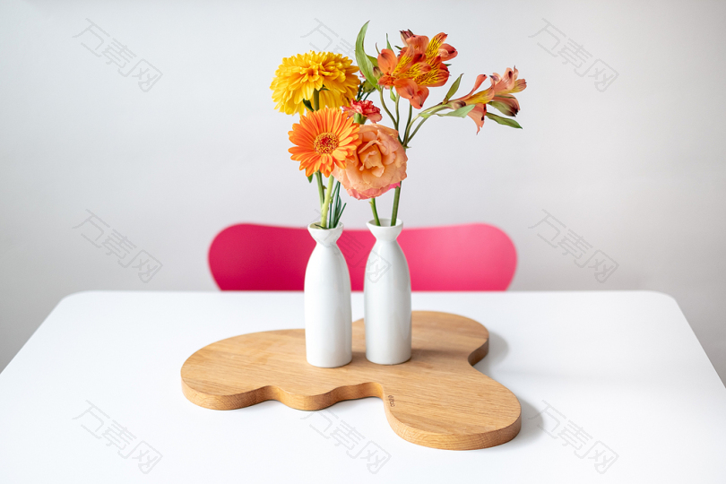 桌上橙黄色花瓣