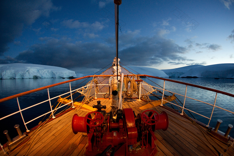 红棕色船甲板和远处冰山