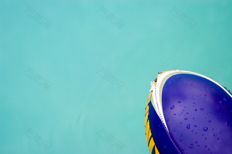 蓝色球足球潮湿水游泳池运动夏天白天平静宁静游泳紫色明尼苏达维京