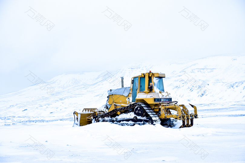 雪地上的装载机