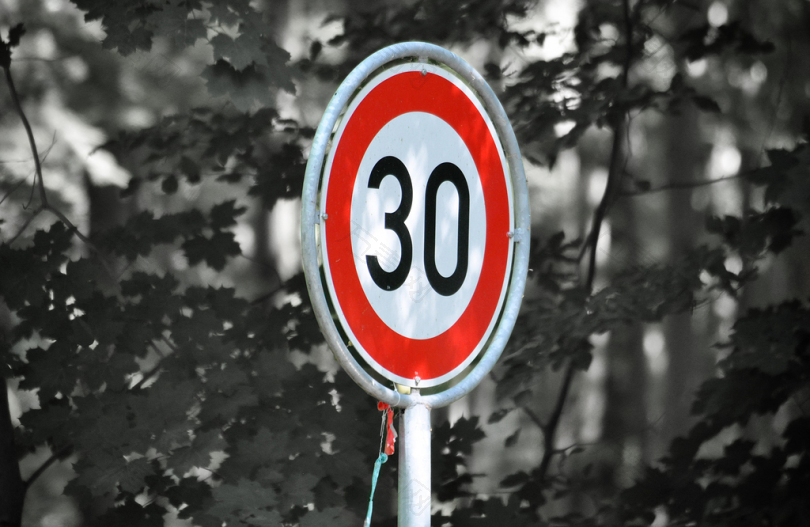 区30路标警告30路牌速度限制交通标志注意30区道路有限的交通区