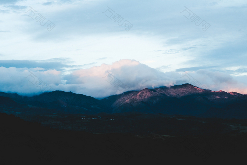 白云下山的风景图片