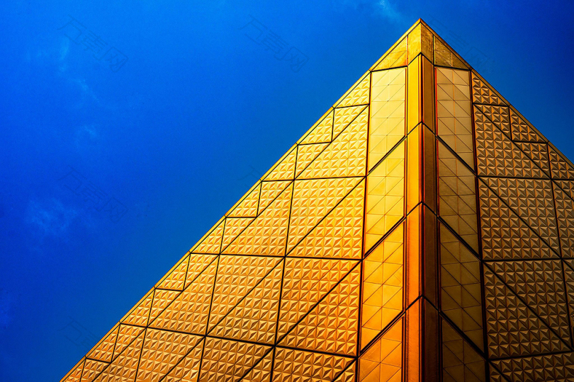 蓝天下的金字塔结构