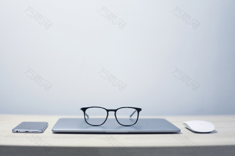 黑框眼镜手机笔记本电脑鼠标