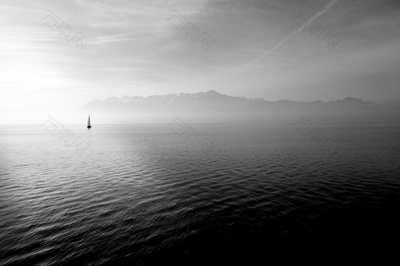 帆船在白天下平静的水面上