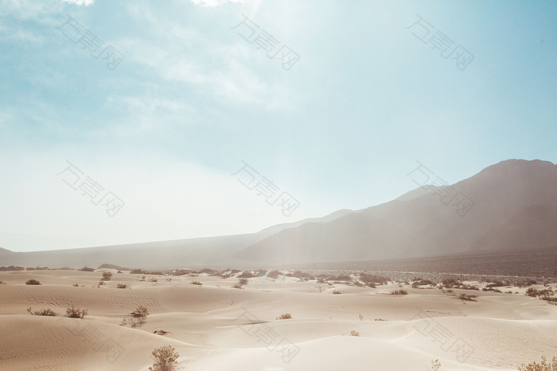 白天沙漠附近的山