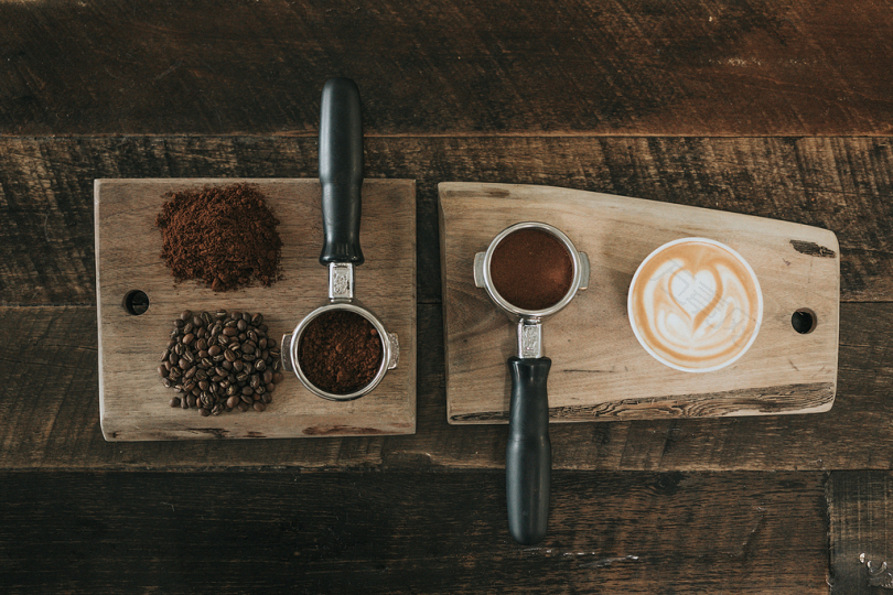 咖啡豆在棕色木板上咖啡粉旁边
