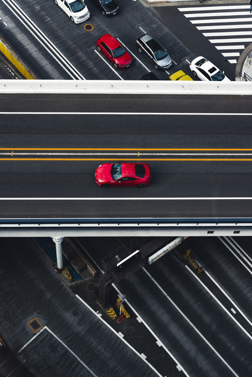 高速公路上的红色汽车摄影