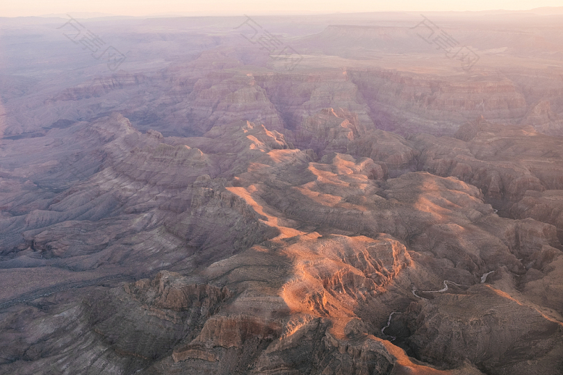 白天熔岩的航空摄影