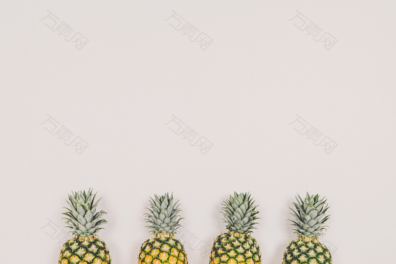 白色背景下的四个菠萝