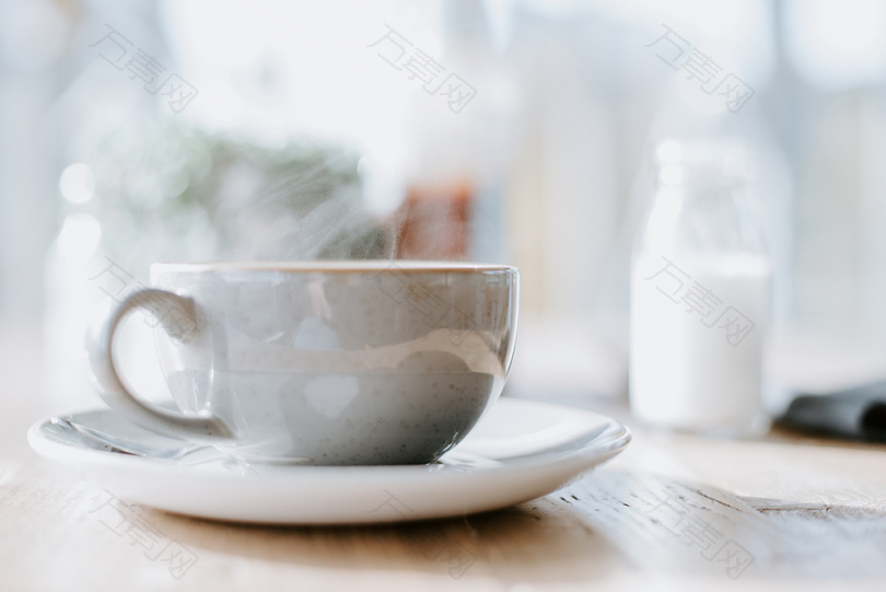 圆形白碟上的白色陶瓷茶杯