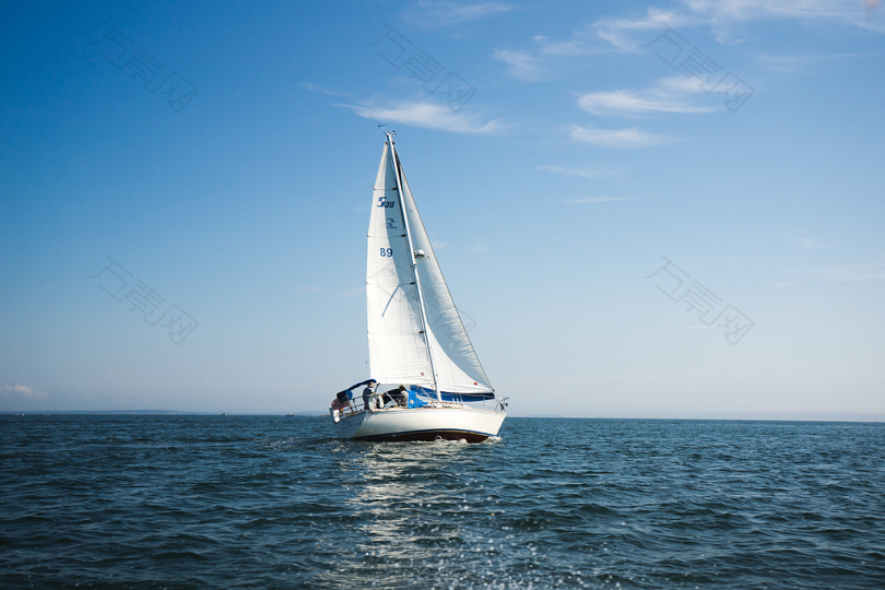 白天在海上的蓝白帆船