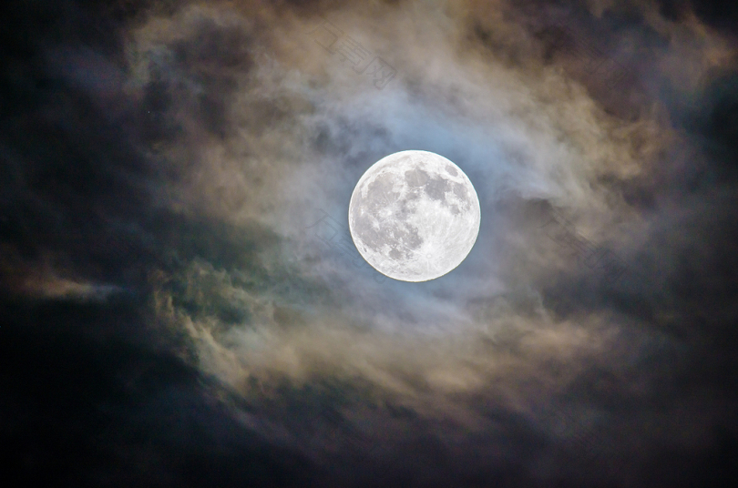 夜空中的满月与灰云