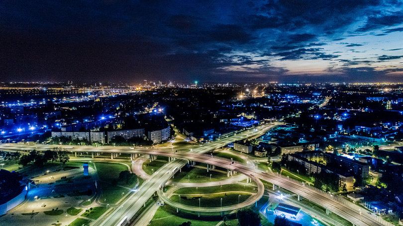 里加空中的视图夜交通街道道路公路拉托维亚雄蜂城市景观