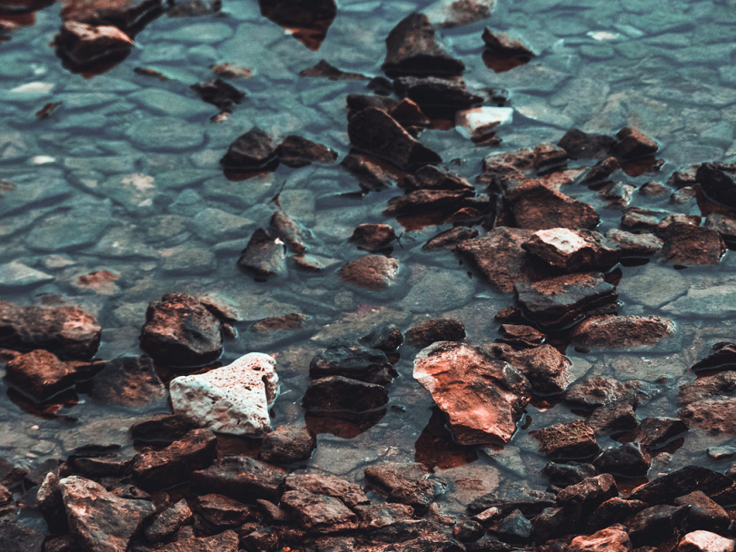水体中的棕色岩石