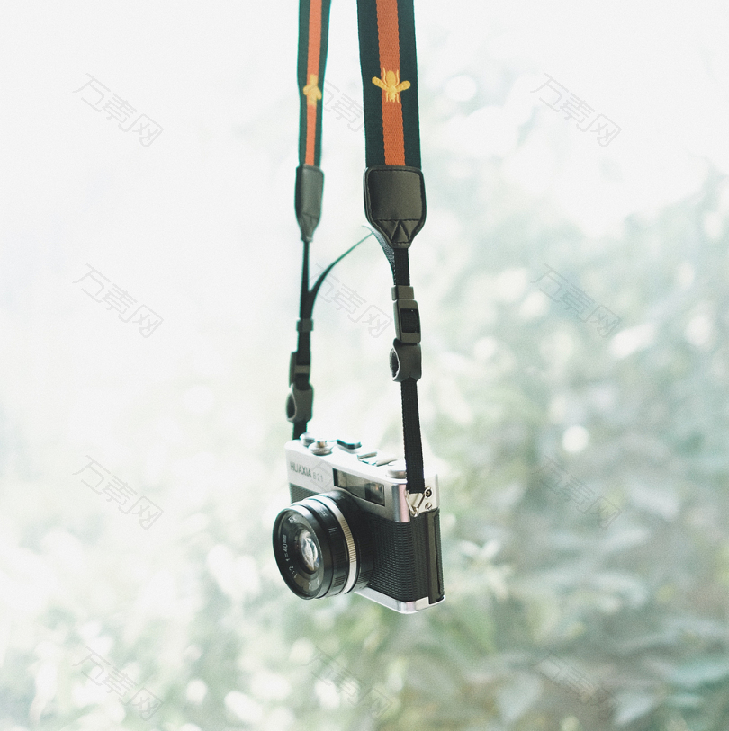 悬挂式黑白灰度DSLR相机的选择性聚焦摄影