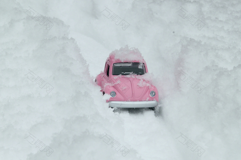 bug大众汽车粉红色雪积雪的路上冬天模型大雪路挑战性的道路