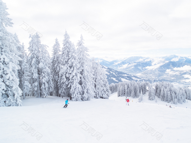 白天两个人在雪地上滑雪