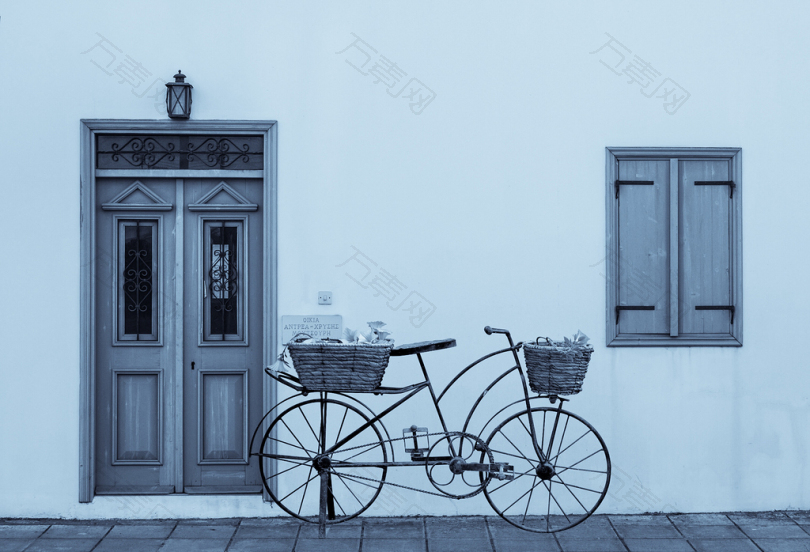 冬天门窗口木蓝色入口白墙房子老结构传统的街帕拉利姆尼