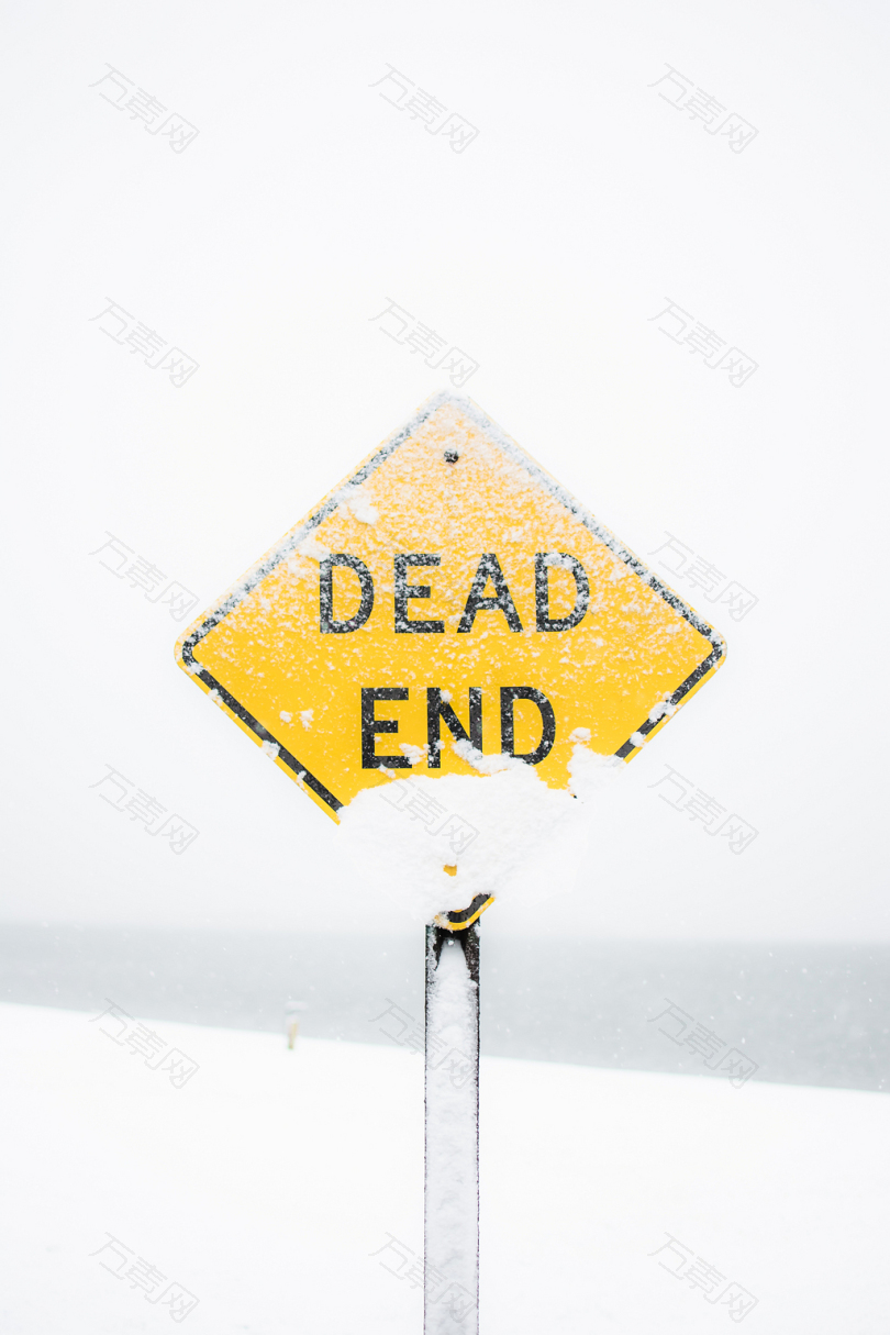 雪覆盖的死路标志的聚焦摄影