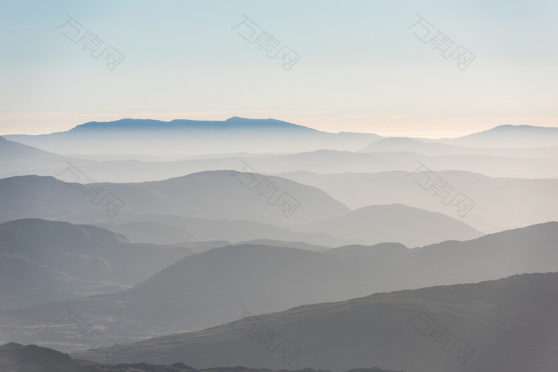被雾覆盖的山脉