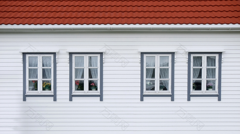 封闭的白色和红色的房子窗户
