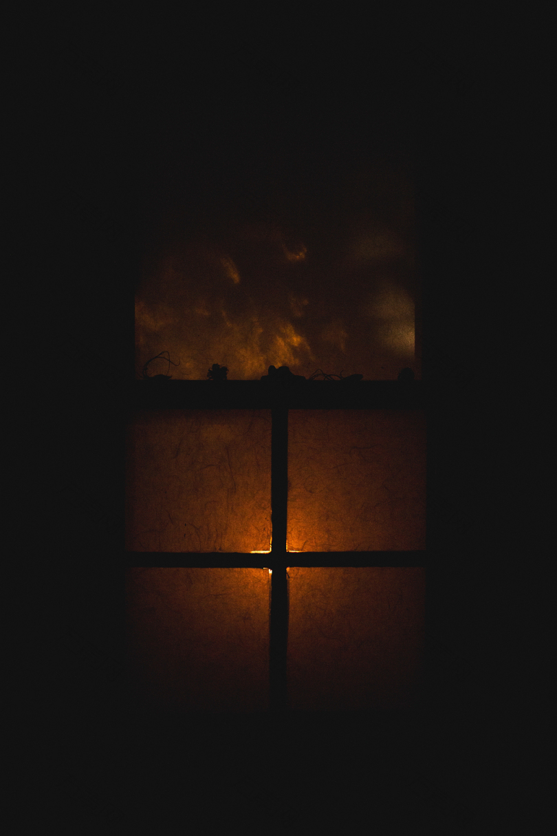 窗户框架灯光辉光橙色黑色火焰喜怒无常万圣节阴影幽灵主题恐怖黑暗