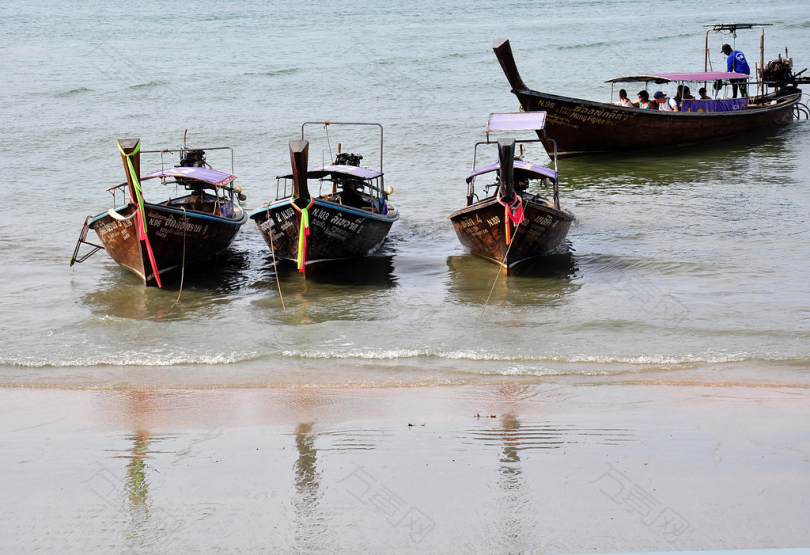 海滩上的独木舟四艘