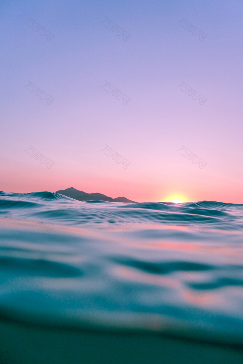 黄昏时刻平静的海水壁纸