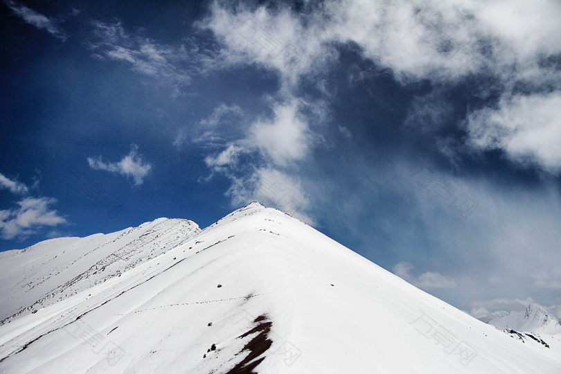 高山覆盖雪的选择性聚焦摄影