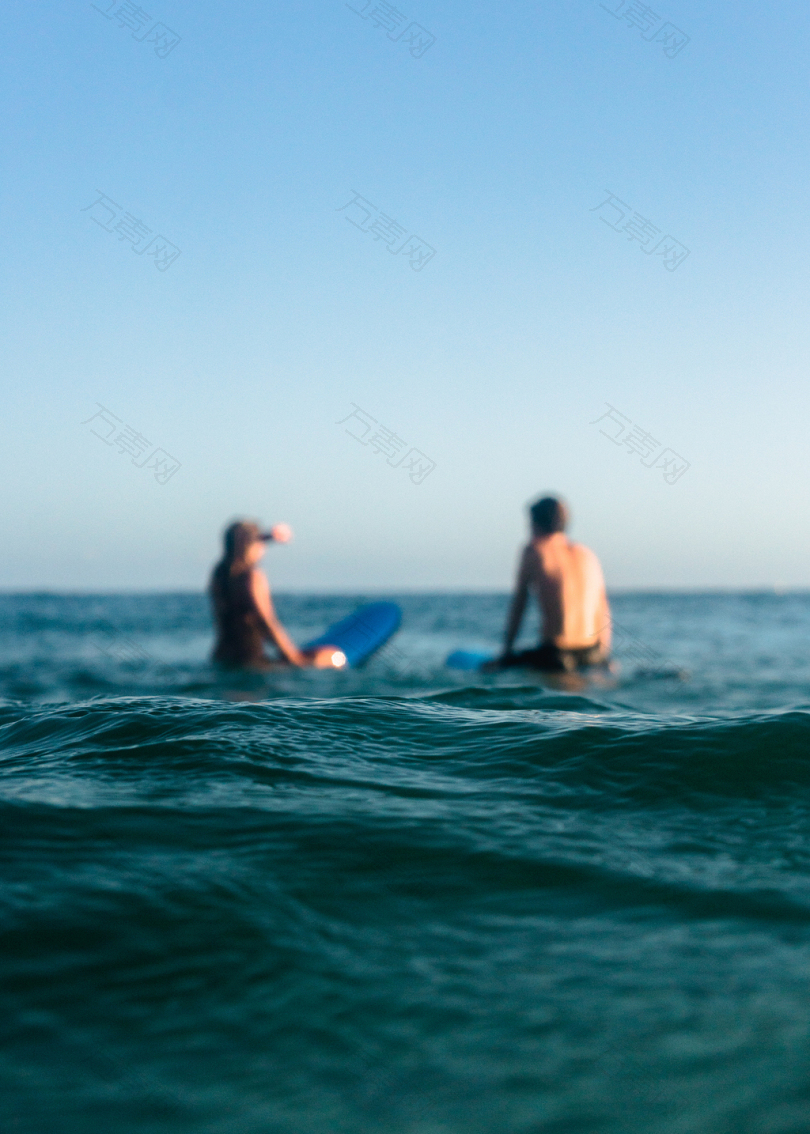 在海上冲浪的男女