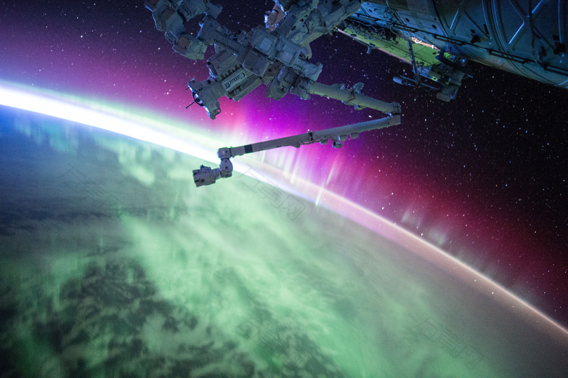 灰卫星下紫和绿极光光束的拍摄