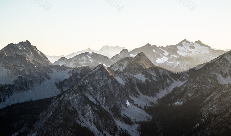 白天白雪覆盖的棕色山脉