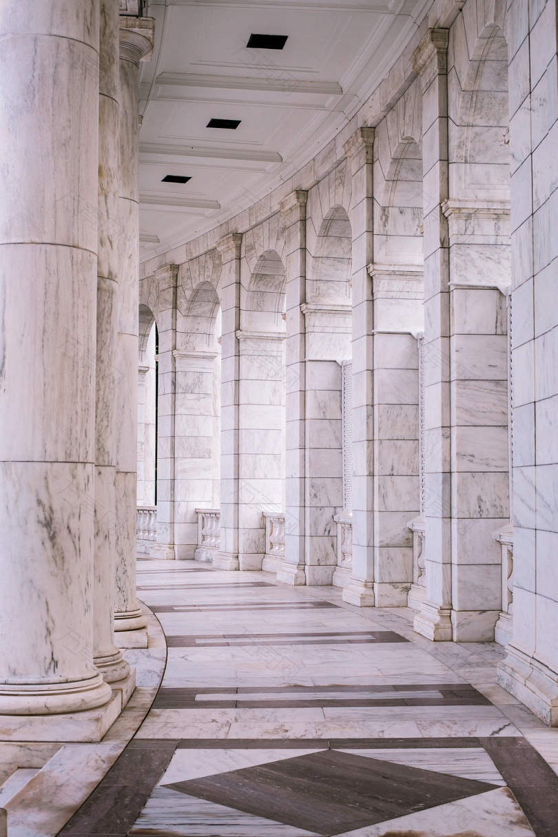 白色混凝土建筑走廊