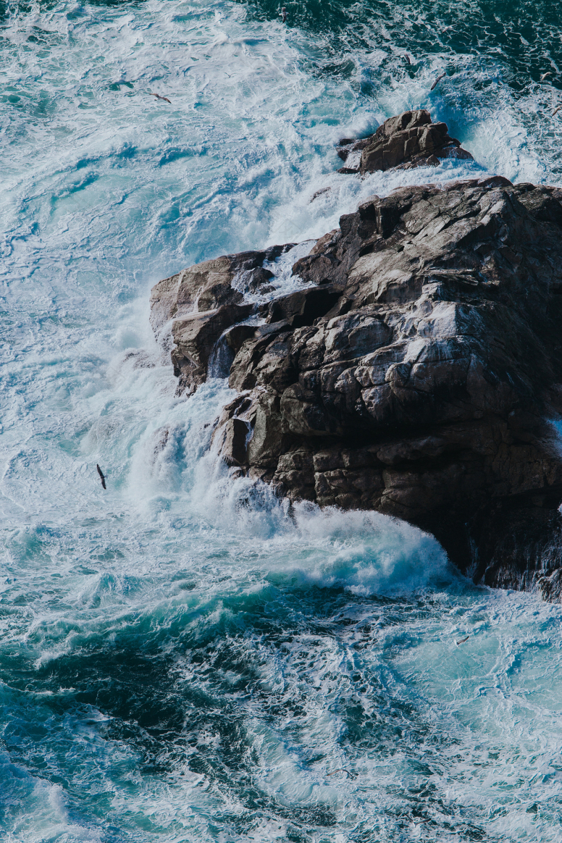 岩石上海浪飞溅的航空照片