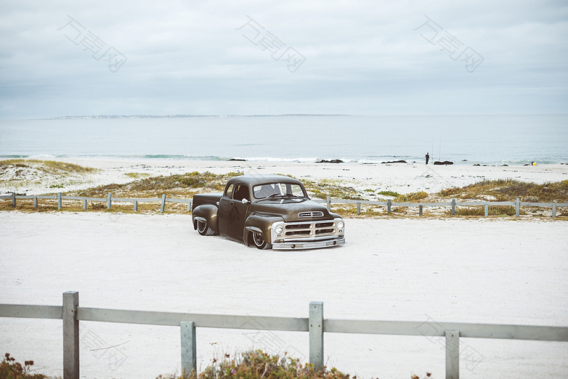 海岸附近的老式棕色皮卡车