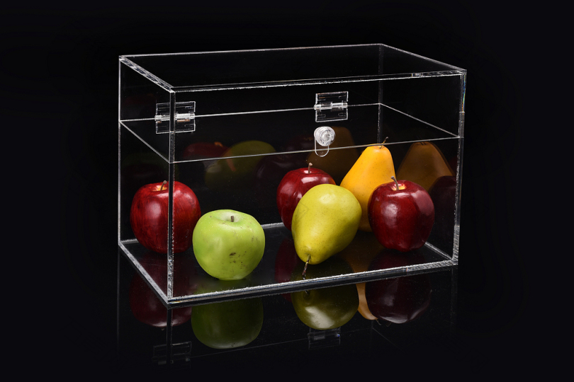 透明玻璃中的苹果梨