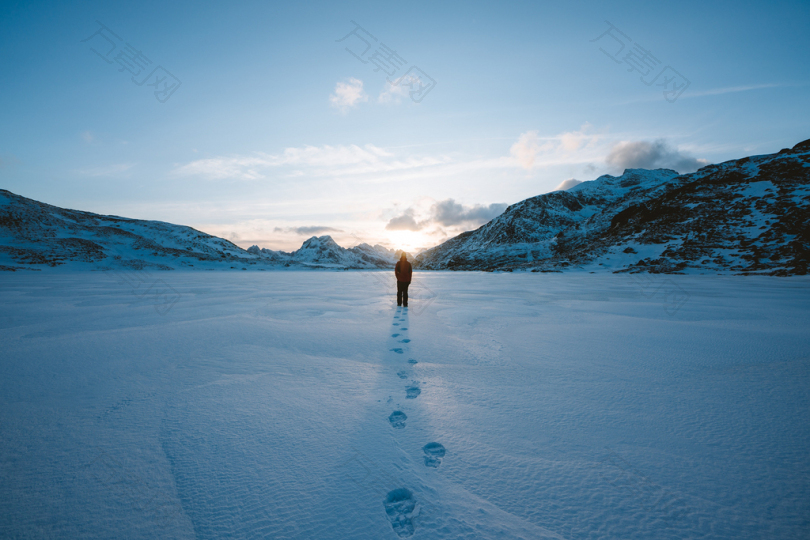 走在雪地上留下足迹的人