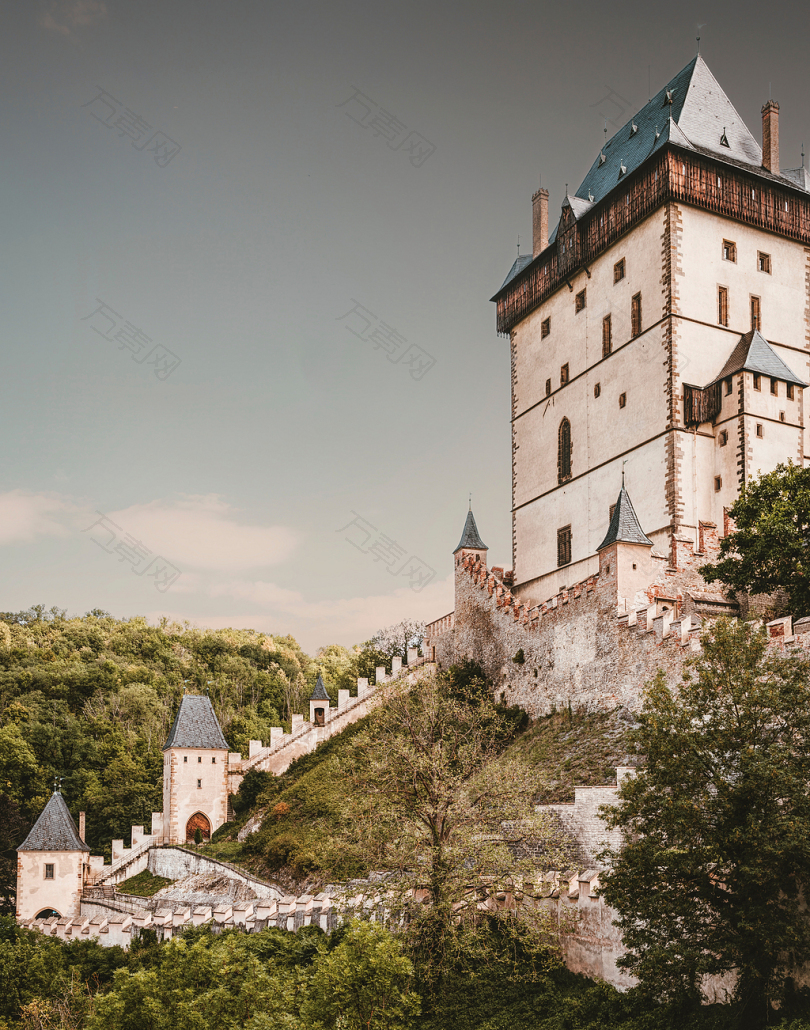 米色和蓝色城堡的低角度观赏摄影