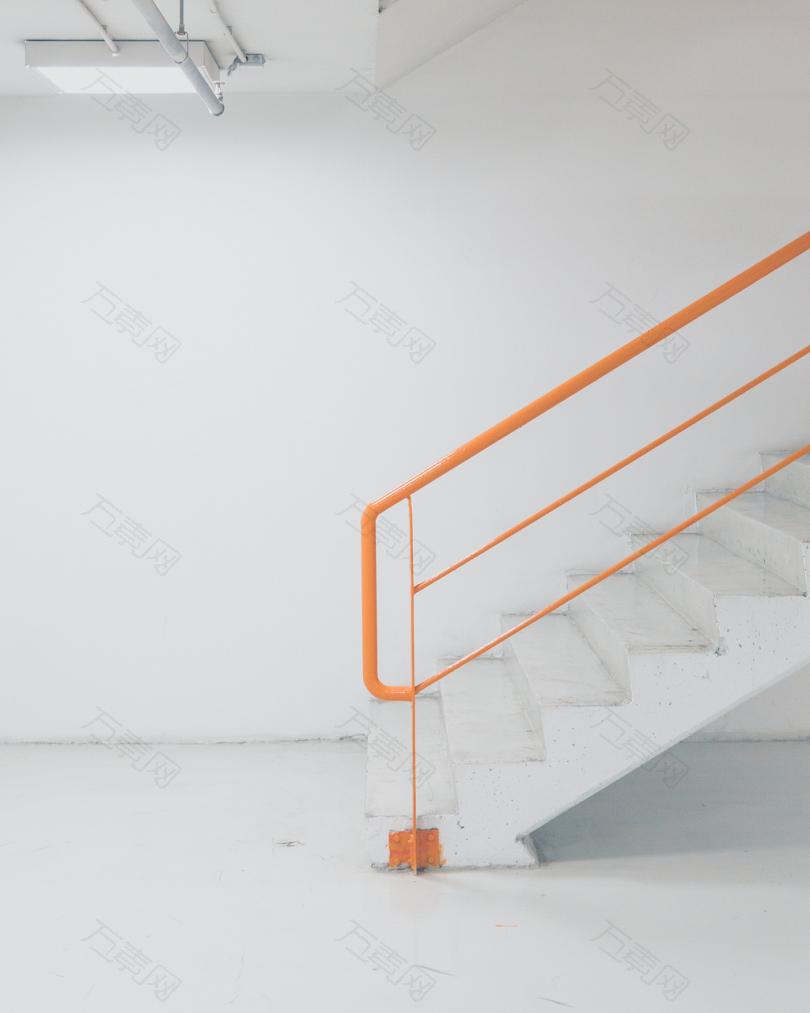 橙色金属栏杆白色混凝土楼梯