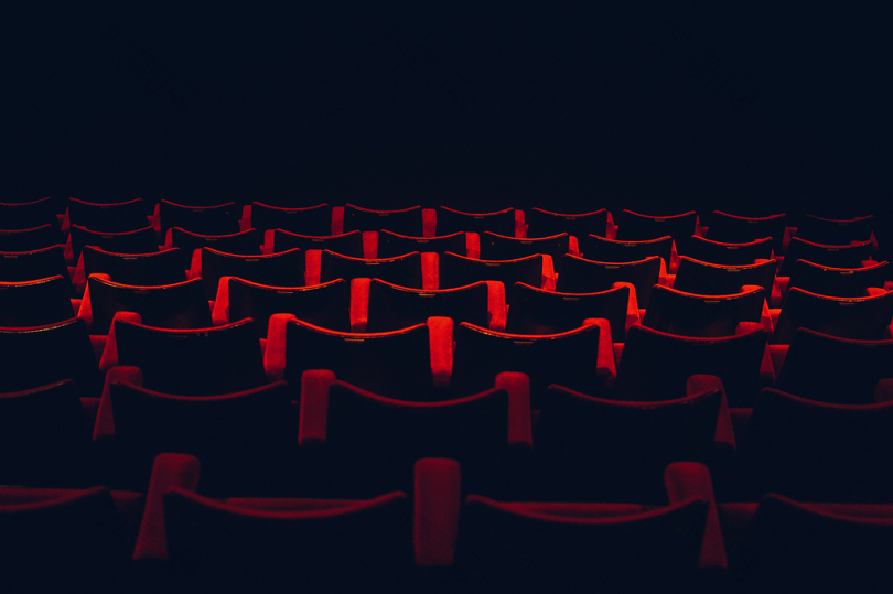 红色和黑色剧场座位