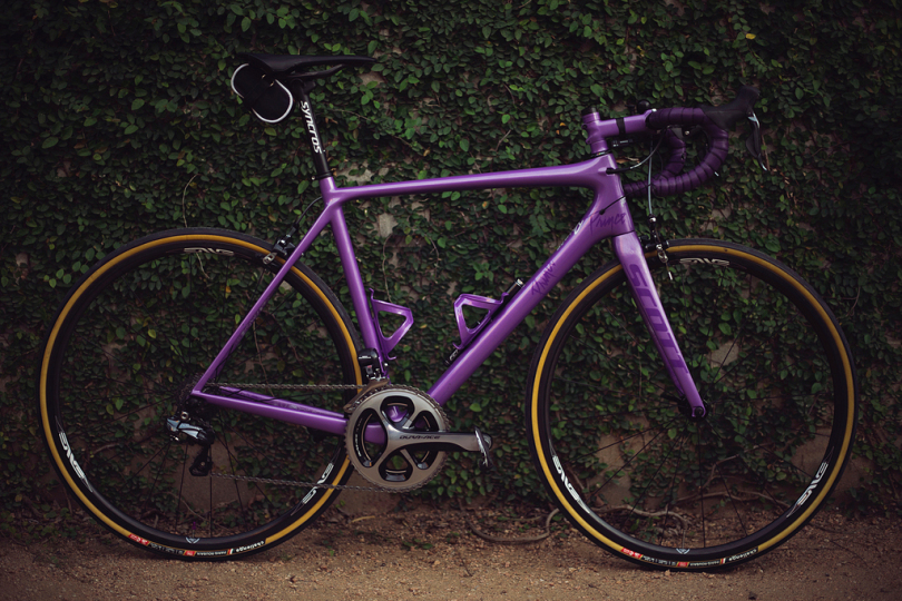 紫色公路自行车近壁