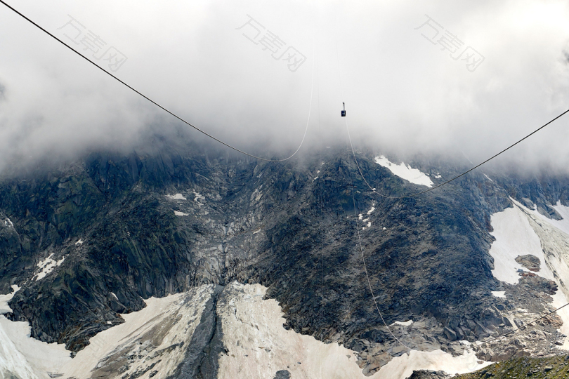 白山山顶上布满白雾的缆车照片