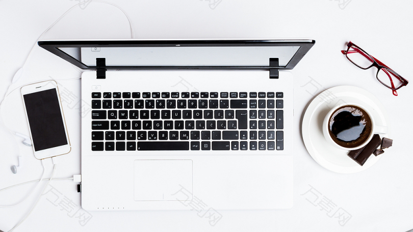 智能手机与白底茶杯的MacBookPro