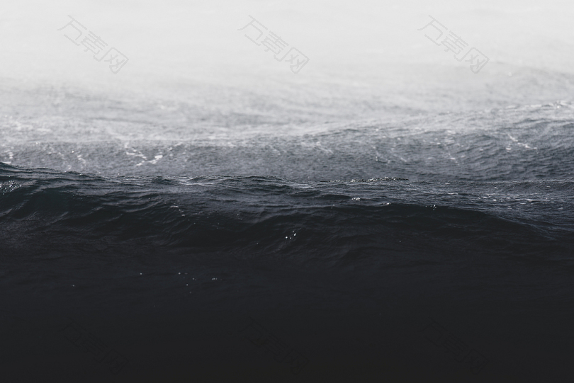 海浪灰度照片