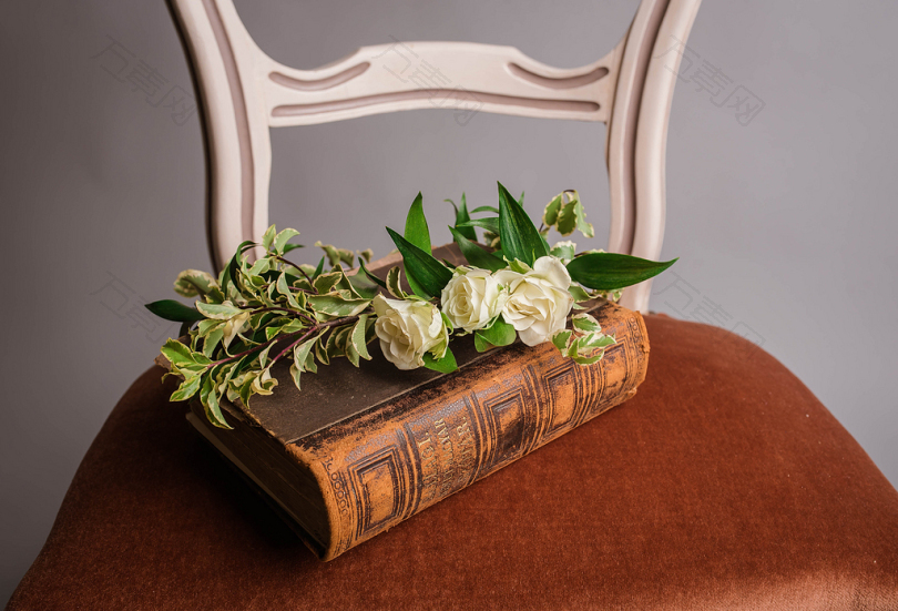 棕色书上的白玫瑰